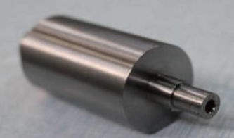 這位師傅用車床加工鈦合金,實(shí)現(xiàn)了只有磨床才能達(dá)到的精度